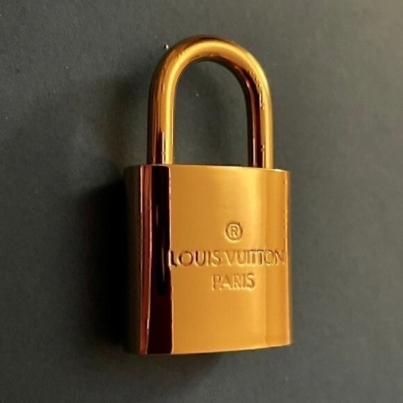 New LV Louis Vuitton Gold-Tone Lock on 20" Box Link Chain Necklace - Picture 3 of 3